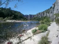 Charming cottage la FENIERE in quiet area, 105m², 3 ch, heated swimming pool Hoteles en Joyeuse