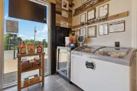Welcome to Rustic SMAK SHAK – Your Forest View Getaway!