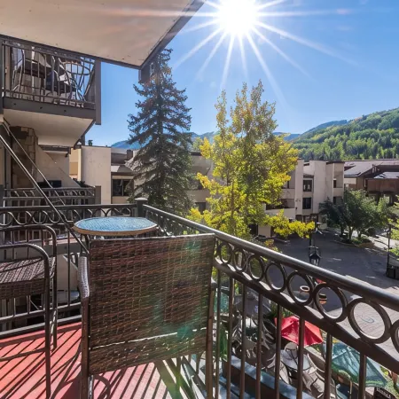 1 min. walk to slopes!Mountain view! Steps to ski lift/gondola, shops & dining!