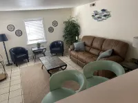 6 Blocks to the beach - beach bungalow style apartment - Condos
