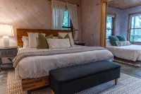 Luxury 5 BR Cabin with Hot Tub and Views! - Parvekkeita