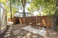 Charming Tiny Home Cottage - East Side! - 農家民宿