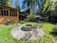 Glacier Creek Chalet- A spacious mountain retreat. Family and pet friendly.