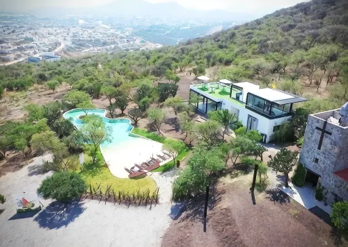 Casa Moderna con Recamara en Planta Baja, Juriquilla