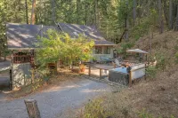 Sage House - Walking Distance to Lake, Hot Tub, Pet Friendly w/ New AC