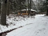 Two Bedroom Cabin with Hot Tub and Fireplace. - Dağ evi