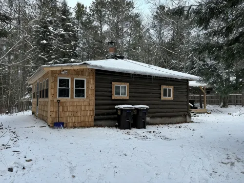 Two Bedroom Cabin with Hot Tub and Fireplace.