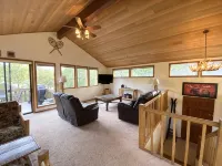 Cozy Sunriver Home w/ AC, Fireplace, HotTub, 8 SHARC Passes, Outdoor Heaven - บูติค