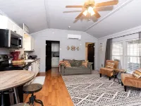 Cozy Cabin on the Creek with WiFi and AC in Delightful Belton 벨톤 호텔