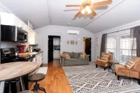 Cozy Cabin on the Creek with WiFi and AC in Delightful Belton