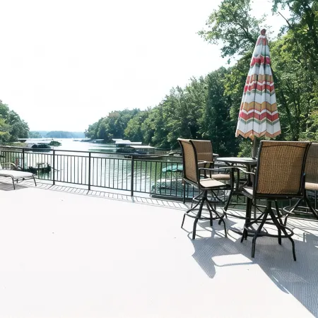 Waterfront cottage with dock on Lake Hartwell