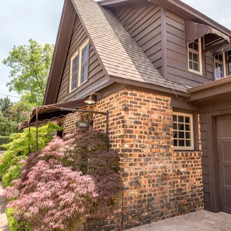 Charming and Historic Holly Cottage Carriage House in Downtown Tyler