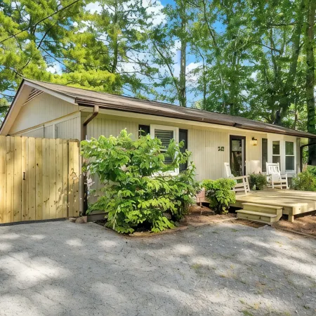 Beautifully Renovated Cottage / Pet-Friendly / Walk to Downtown Black Mountain