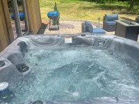 Charming 2-bedroom cabin in enchanting Wadesville with Heat, AC, WiFi, Hot Tub Hotéis em Posey County