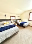 Country Club Life | Resort Amenities | Pool+Lake