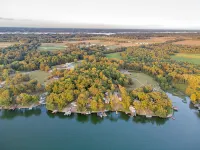 Waterfront Luxury Tiny Home 360 North on Wilson Lake Close to Robert Trent Jones