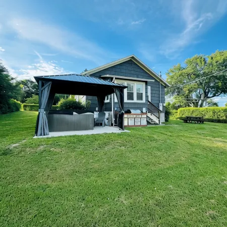 Historic Dwntwn, NRG, Convenient 3 Br Cottage