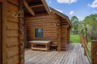Charming riverfront 2-bedroom cabin in enchanting Dubois with WiFi - Chalets