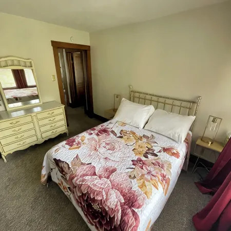 Location! Location! Location! 5 Bedroom Home 1 Block From Downtown Decorah โรงแรมในเดคอราห์