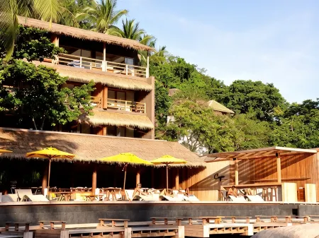 Beach Club by Haadtien