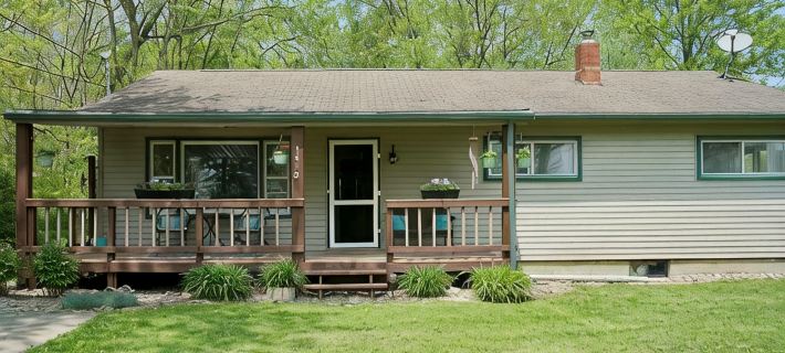 Lakeside living awaits at beautiful Lake Milton, OH with dock across the street 마호닝 카운티 호텔