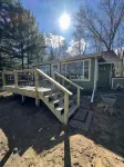 Tranquil 2 Bedroom Getaway on Private Lake - Homestays