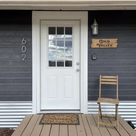 Farmhouse Cabin w/Game room in a Historic Gold Mine Town w/Mountain Views