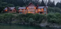 THE ONLY LUXURY RIVER FRONT PROPERTY ON THE ELK RIVER. 10 min to beach & town! Hotel a 