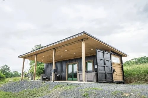 Secluded Mountain Container - Hot Tub & King Bed - Hytter