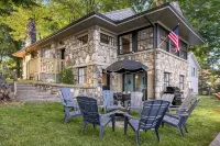 Lakefront Storybook cottage • Hot Tub • Fireplace • 4 bd 2 bath. - WiFi