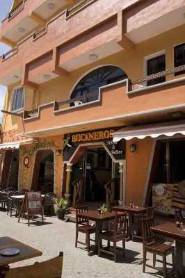 Hotel & Restaurante Bucaneros