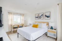 Modern & Renovated Studio Condo (Steps to the Beach - Pool, WiFi, Free Parking - 4 tähden