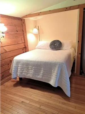 Lake Iroquois.  Cozy Lakeside Retreat, Close to Williston, Burlington, Skiing - balcony
