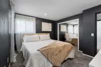 Modern Close to Denver 4bdr Home-Great for groups