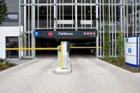 Holiday Inn Express Dusseldorf Airport - parking