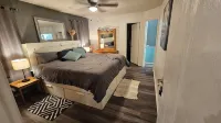 Hot Tub-Fire Pit-Game Room-3 Decks -Lake Travis-Sleeps 6-House Near Austin Texas