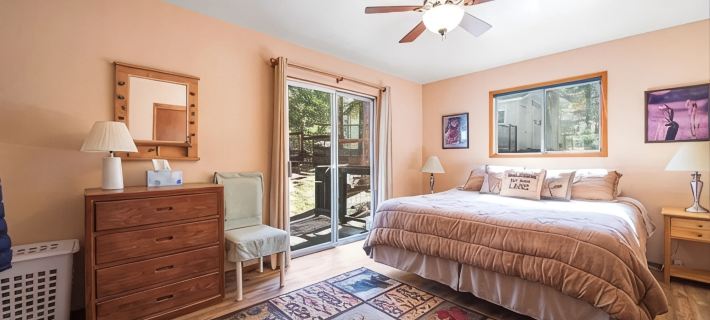 2-bedroom cabin in Lake Almanor West. プラマスのホテル