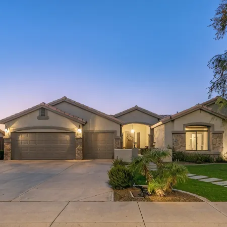 Luxury Home, Beautiful Neighborhood, Spacious for Family, with Pool/Spa.