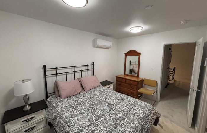 Charming 2-bedroom, 2-1/2 bath,New house with AC, in Seattle. Airport 4.2 miles.