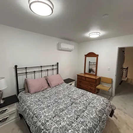Charming 2-bedroom, 2-1/2 bath,New house with AC, in Seattle. Airport 4.2 miles.