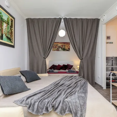 Dream Studio · 2 Min Bus – Easy Venice Access