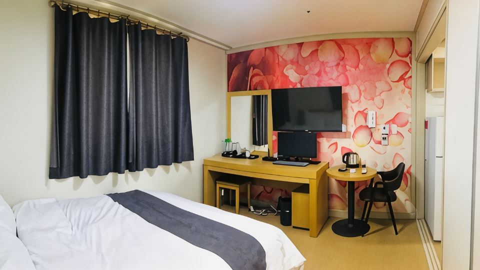 Hotel Joy Near Camp Humphres