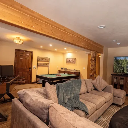 Gorgeous Chalet Cabin w/NEW HOT TUB near National Parks and loaded w'/Amenities!