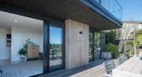 Modern Family home with Views, Sunsets and Space in Atawhai. 8 mins to Nelson. -  Privatzimmer
