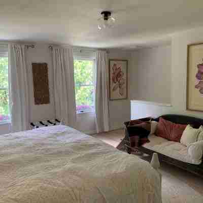 Perfect getaway at foothills of the Blue Ridge Mountains, with gorgeous views! Rooms