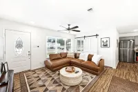 New Braunfels - 2 min walk to Schlitterbahn, walk to River, 2 miles from Gruene! - 4-Star
