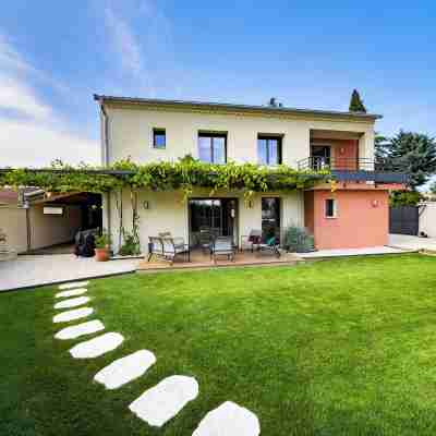 Gîte en Provence heated swimming pool and garden, near town center Hotel Exterior