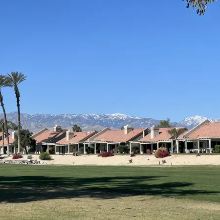 Desert Retreat with Golf course and Mountain views. Pickle Ball, Tennis, Pools!