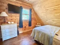 Hidden Gem in the woods with hot tub - 샬레 호텔