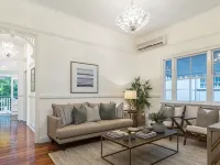 Luxury Queensland Awaits! Sleeps 8, 3 car parks Hotels in Annerley